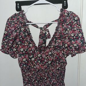 Blouse with floral print and a tie back